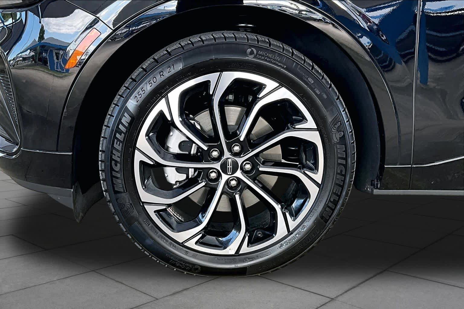 Used 2025 Lincoln Nautilus Reserve AWD/4WD image 11