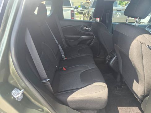 Used 2019 Jeep Cherokee Latitude w/ Popular Appearance Group AWD/4WD image 14