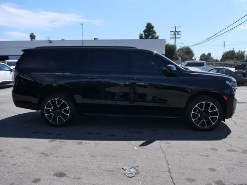 Used 2024 Chevrolet Suburban RST RWD image 2