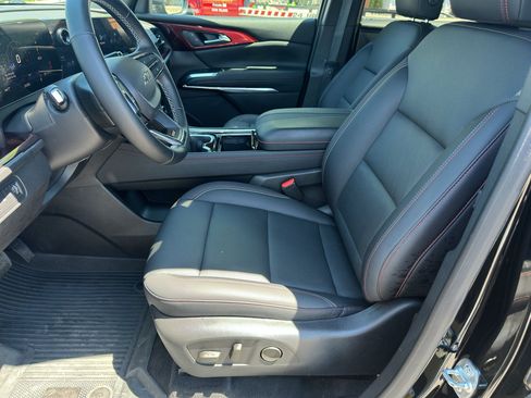 Used 2025 Chevrolet Traverse Z71 w/ LPO, Floor Liner Package AWD/4WD image 13