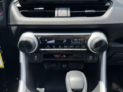 Used 2019 Toyota RAV4 LE AWD/4WD image 19