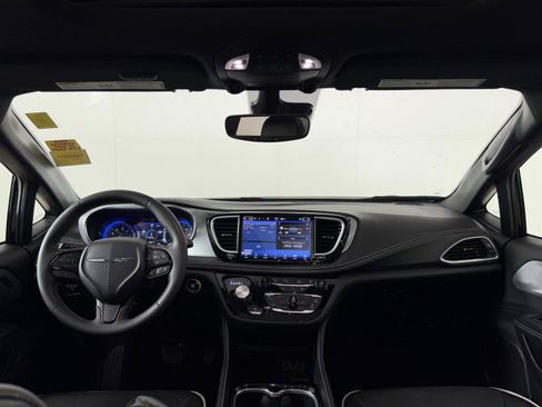 Used 2025 Chrysler Pacifica Limited FWD image 3