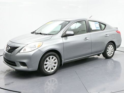 Used 2013 Nissan Versa SV w/ Convenience Pkg image 3
