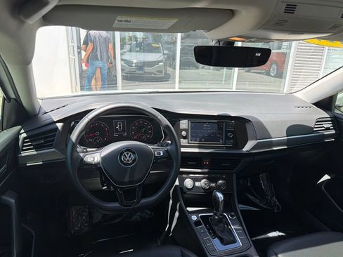Used 2019 Volkswagen Jetta SE w/ Cold Weather Package FWD image 15