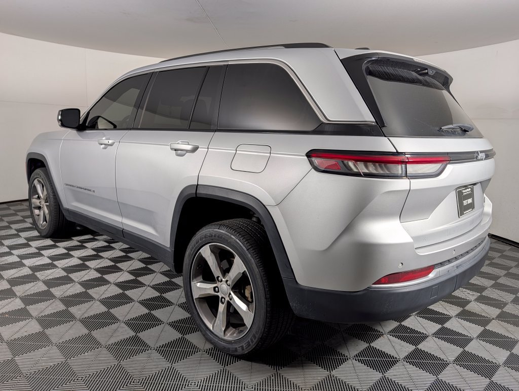 Used 2022 Jeep Grand Cherokee Limited w/ Luxury Tech Group II RWD image 4
