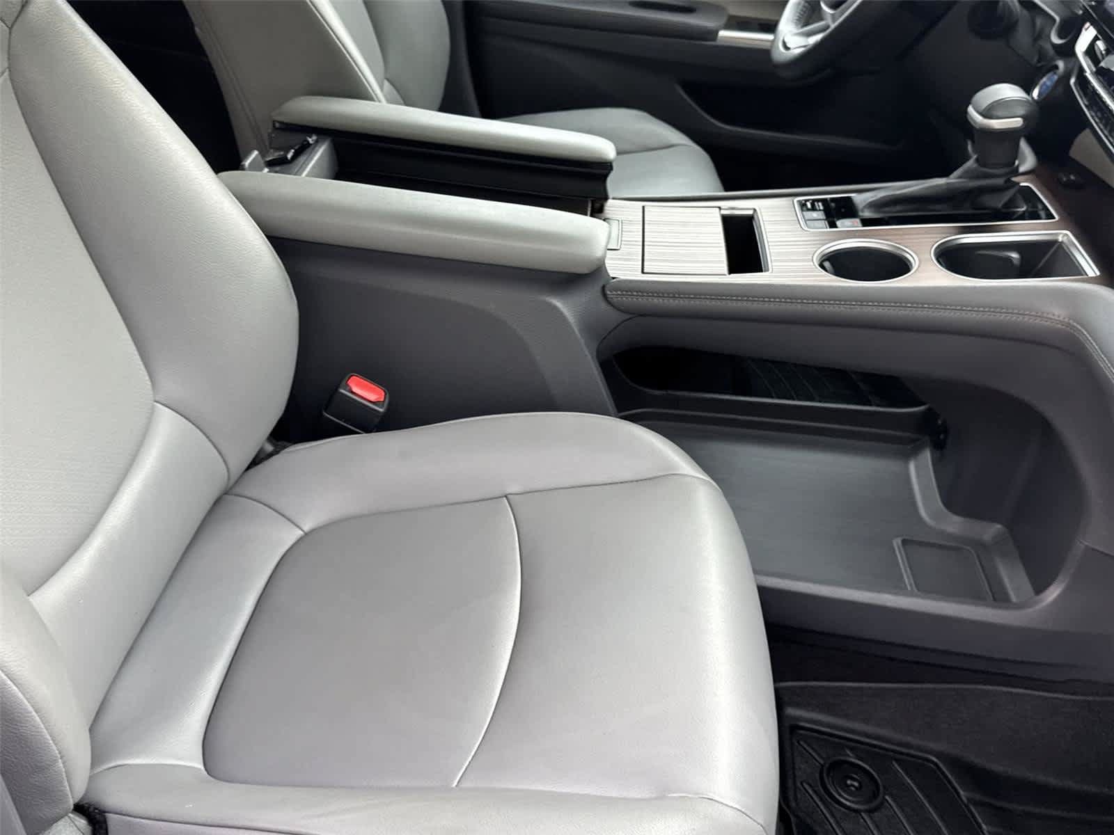 Used 2022 Toyota Sienna XLE FWD image 17