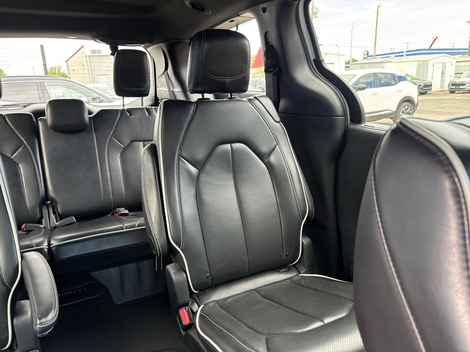 Used 2025 Chrysler Pacifica Limited FWD image 41