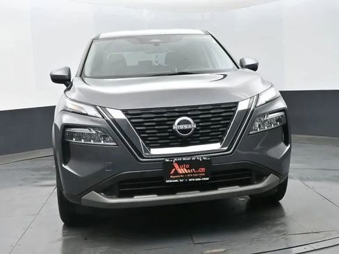 Used 2023 Nissan Rogue SV image 3