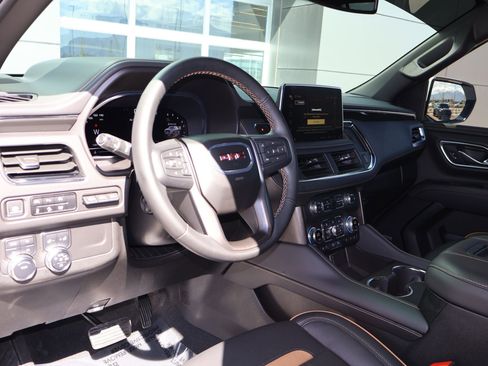 Used 2024 GMC Yukon XL AT4 w/ Technology Package AWD/4WD image 13