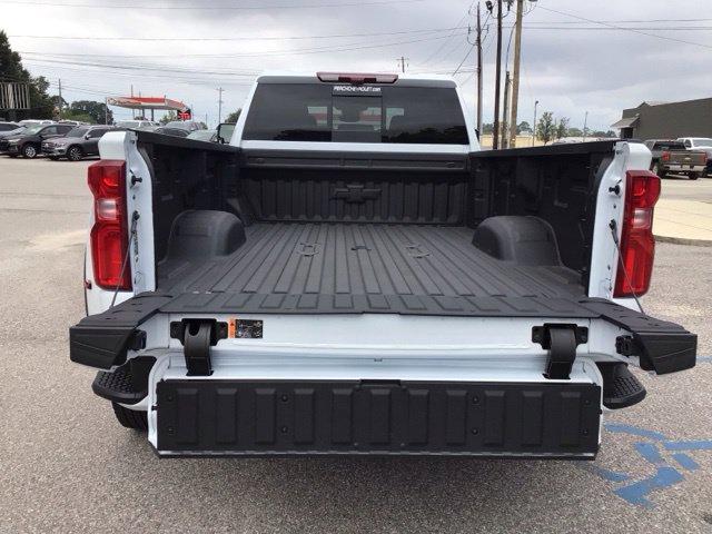 Used 2026 Chevrolet Silverado 3500 High Country w/ Technology Package AWD/4WD image 3