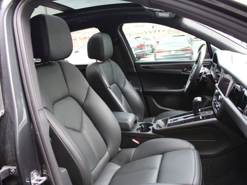 Certified 2023 Porsche Macan Turbo image 26