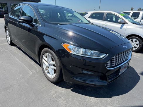 Used 2016 Ford Fusion SE FWD image 2