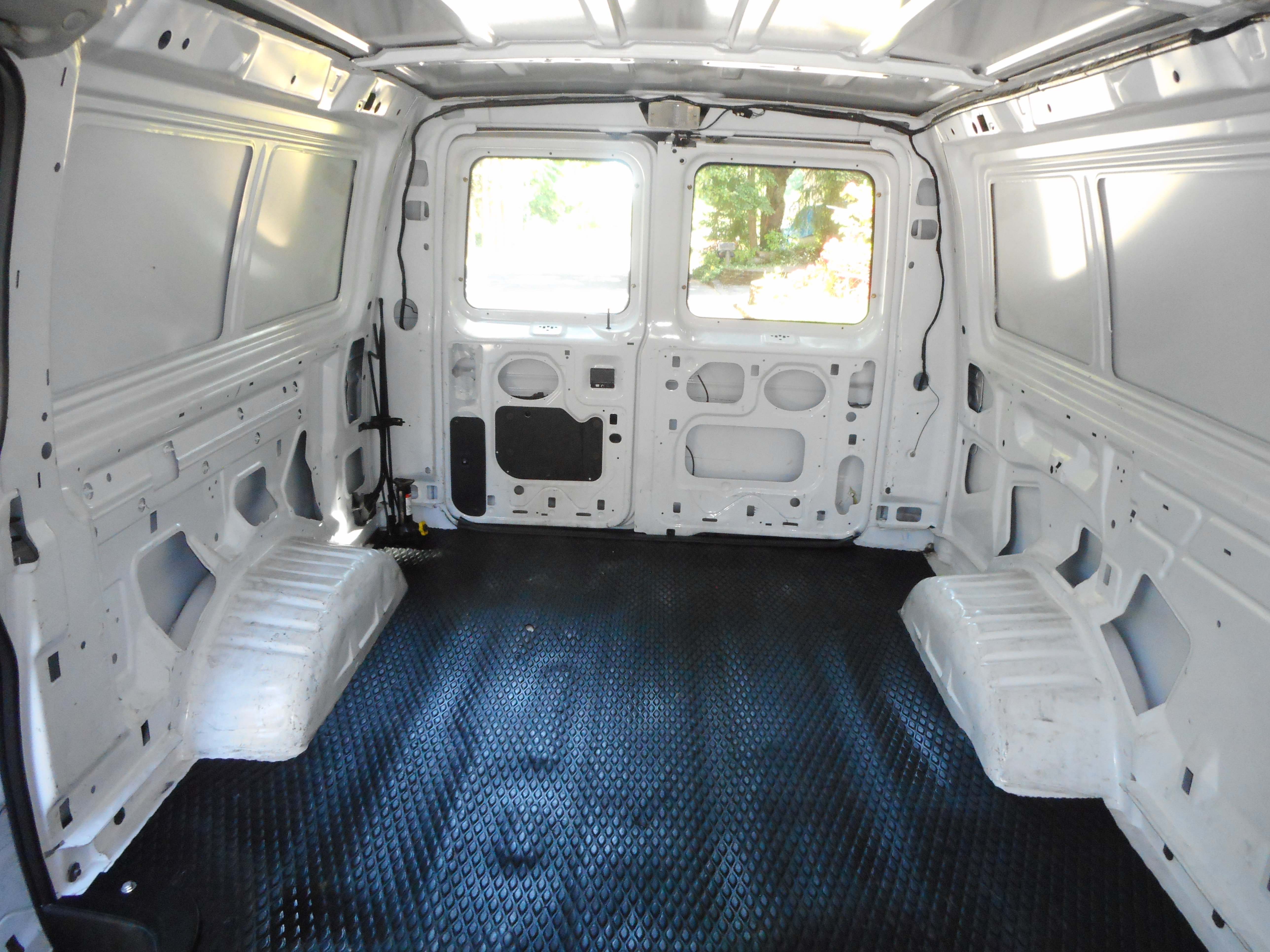 Used 2004 Ford E-350 and Econoline 350 Super Duty RWD image 24