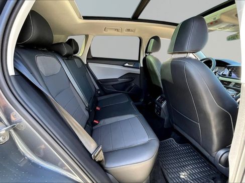 Used 2024 Volkswagen Taos SE w/ Panoramic Sunroof Package FWD image 26