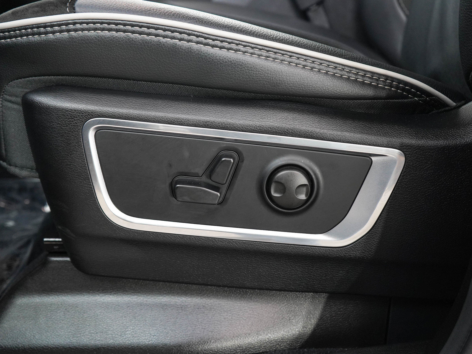 Used 2026 RAM 1500 Laramie w/ Night Edition AWD/4WD image 26