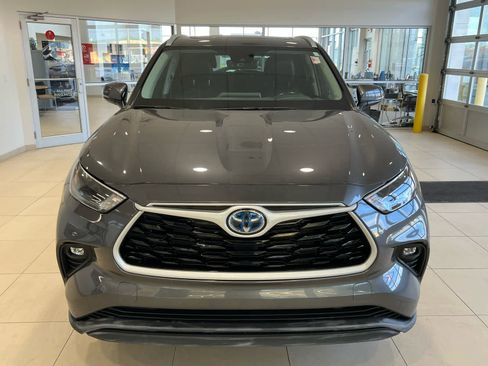 Used 2023 Toyota Highlander XLE AWD/4WD image 2