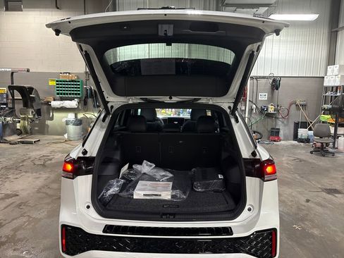 New 2026 Volkswagen Tiguan SE R-Line AWD/4WD image 19