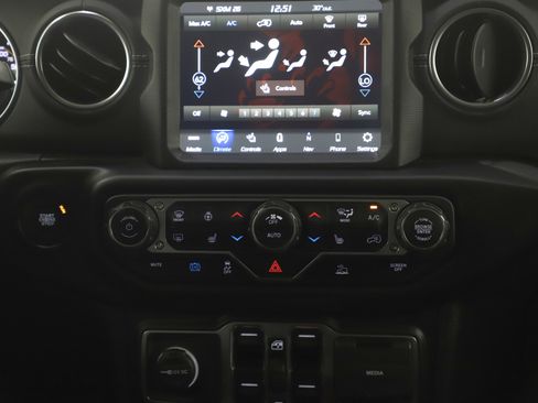 Used 2022 Jeep Wrangler Unlimited Sahara w/ Cold Weather Group image 15