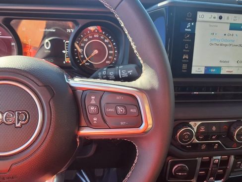 Used 2025 Jeep Wrangler Unlimited Sahara AWD/4WD image 11