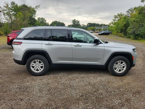 Used 2024 Jeep Grand Cherokee Laredo AWD/4WD image 4