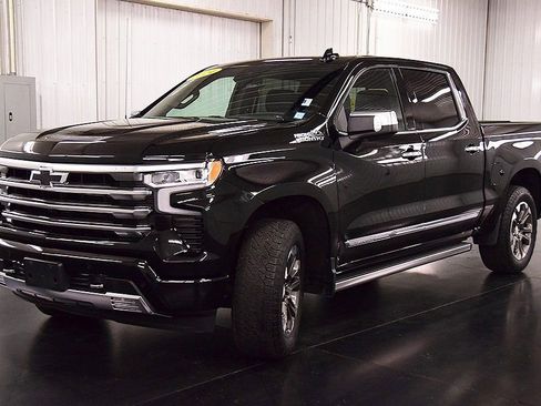 Used 2024 Chevrolet Silverado 1500 High Country w/ Z71 Off-Road Package image 3