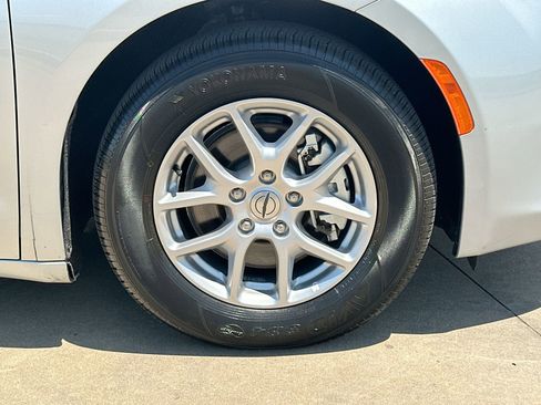 Used 2023 Chrysler Voyager LX image 24