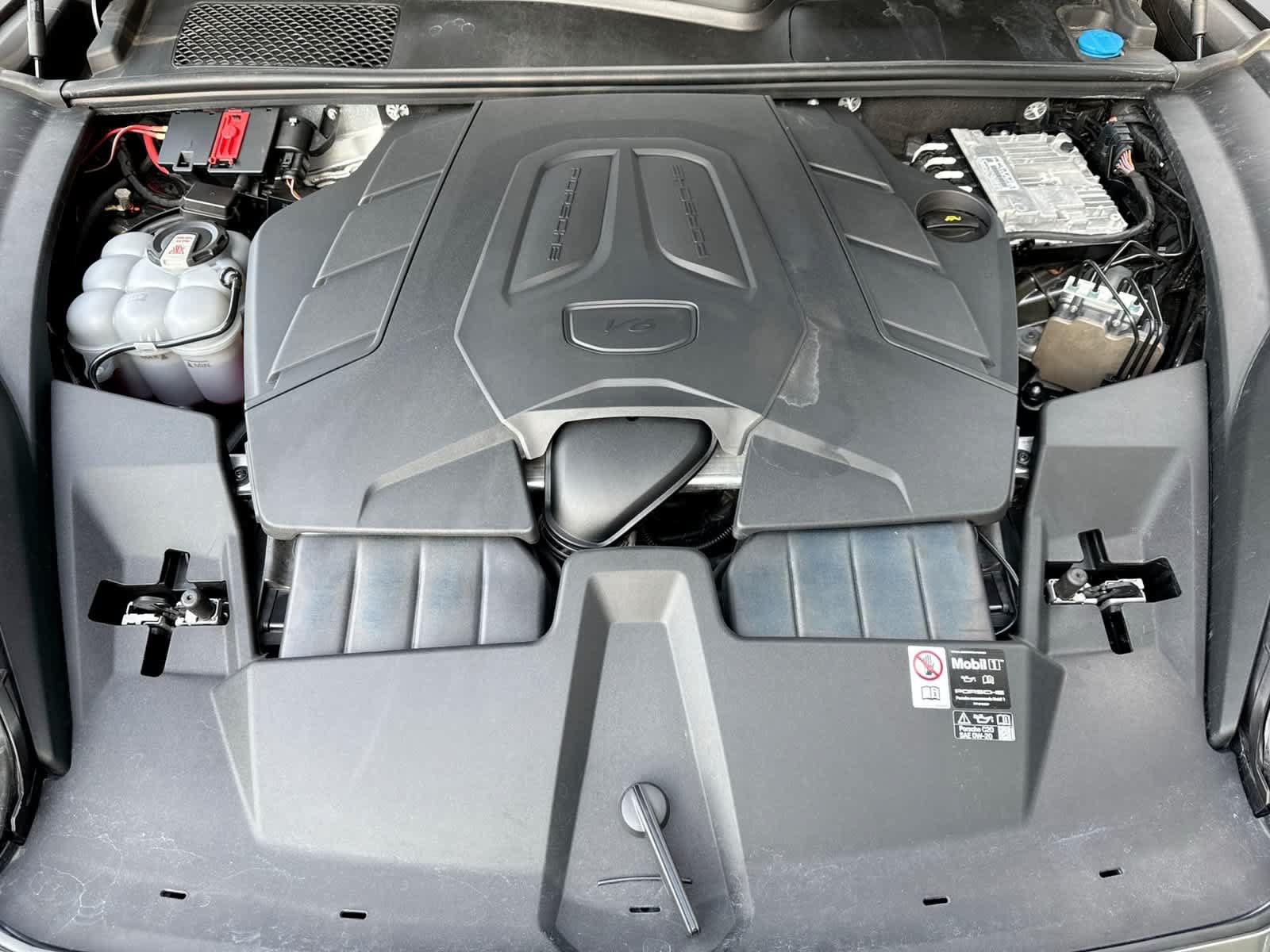 Used 2025 Porsche Cayenne AWD/4WD image 21
