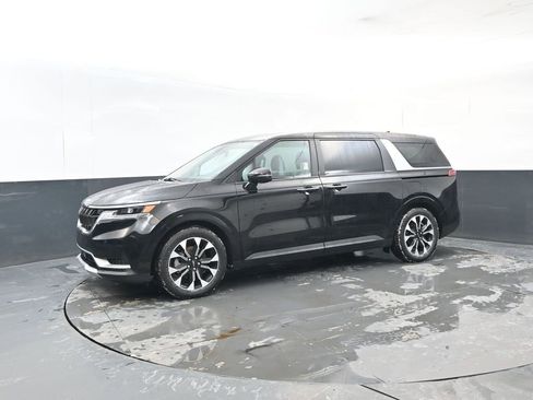 Used 2024 Kia Carnival EX image 2