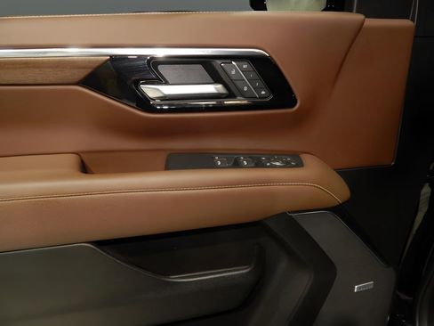 Used 2025 Chevrolet Suburban High Country image 15