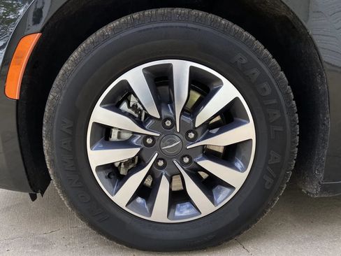 Used 2023 Chrysler Pacifica Limited FWD image 8