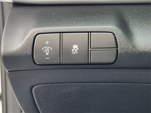 Used 2025 Hyundai Elantra SEL image 21