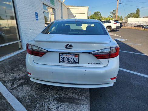 Used 2018 Lexus ES 300h w/ Luxury Package FWD image 4