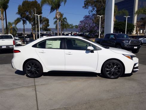 Used 2023 Toyota Corolla SE w/ SE Premium Package image 2