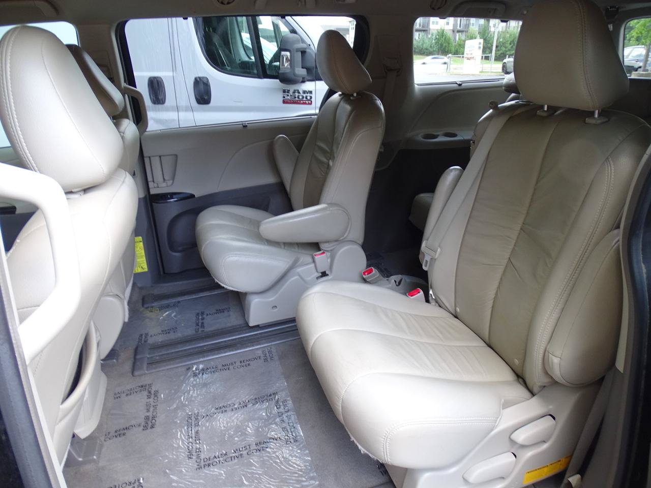 Used 2014 Toyota Sienna LE FWD image 28