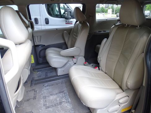 Used 2014 Toyota Sienna LE FWD image 28
