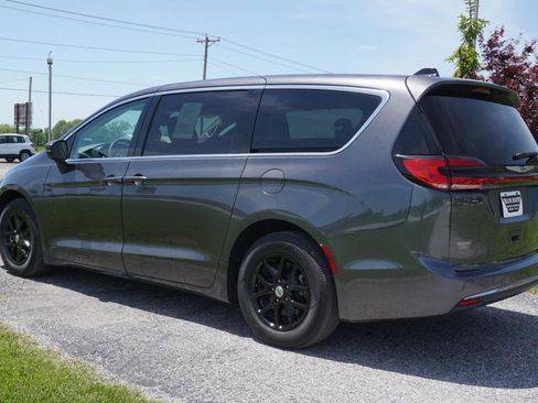 Used 2023 Chrysler Pacifica Touring-L FWD image 18