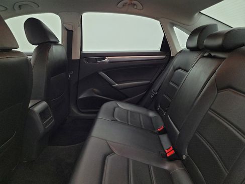 Used 2018 Volkswagen Passat 2.0T R-Line w/ R-Line Lighting Package image 18