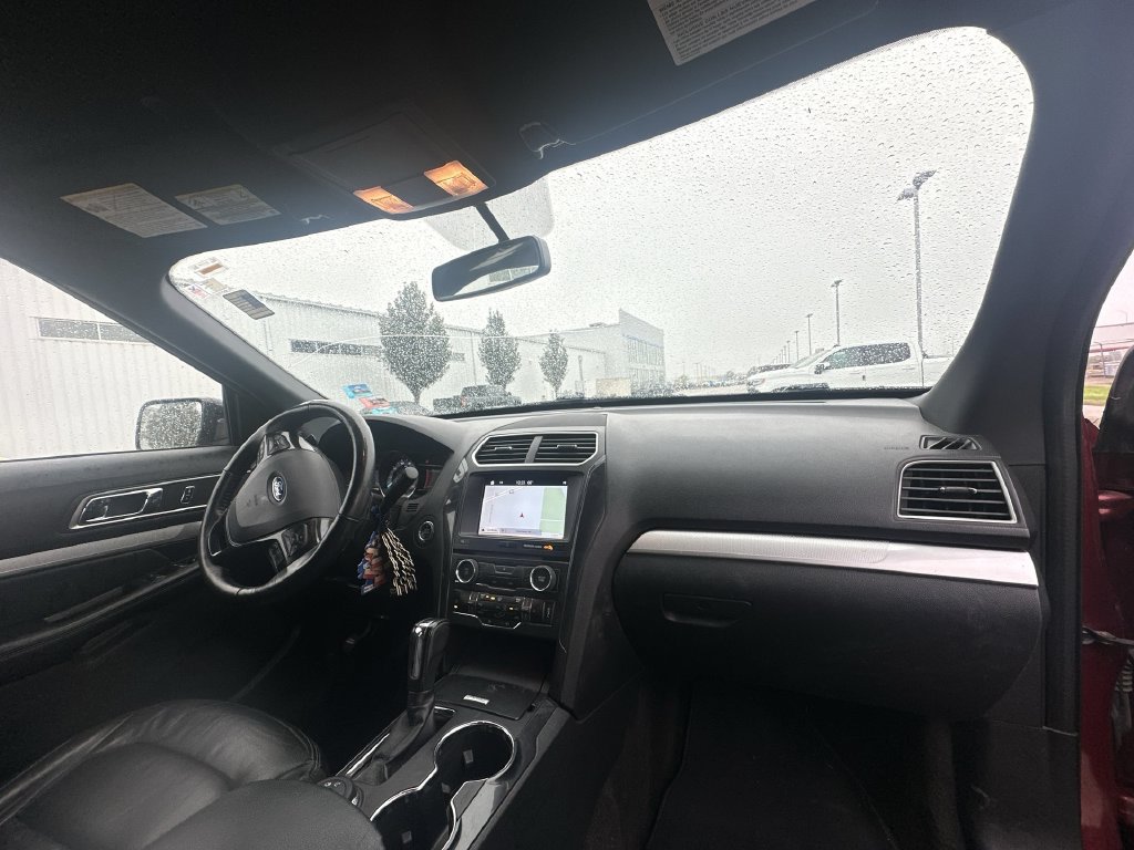 Used 2017 Ford Explorer XLT w/ Equipment Group 202A AWD/4WD image 29