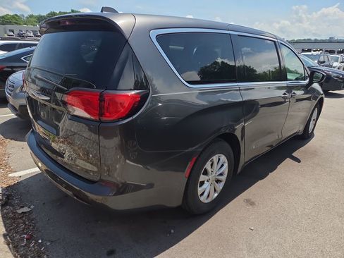Used 2017 Chrysler Pacifica Touring w/ Tire & Wheel Group FWD image 4