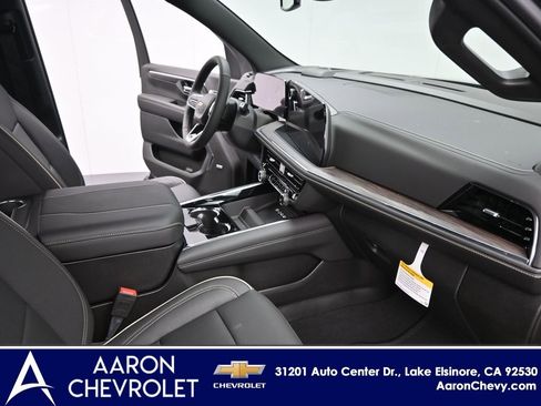 New 2025 Chevrolet Suburban Premier image 22