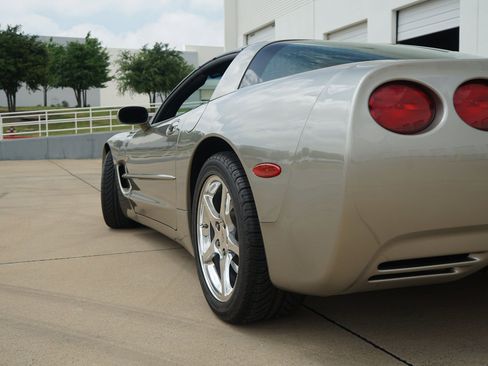 Used 2000 Chevrolet Corvette Coupe w/ Memory Pkg RWD image 29