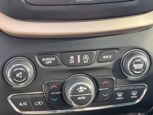 Used 2016 Jeep Cherokee Limited image 26