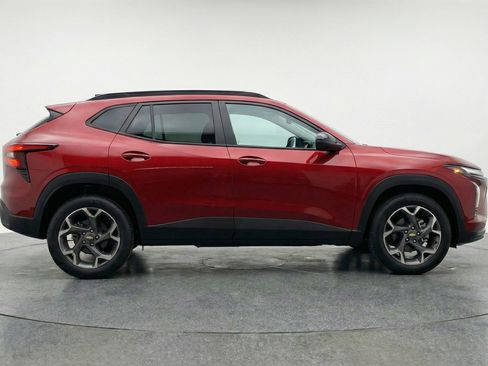 Used 2025 Chevrolet Trax LT FWD image 9