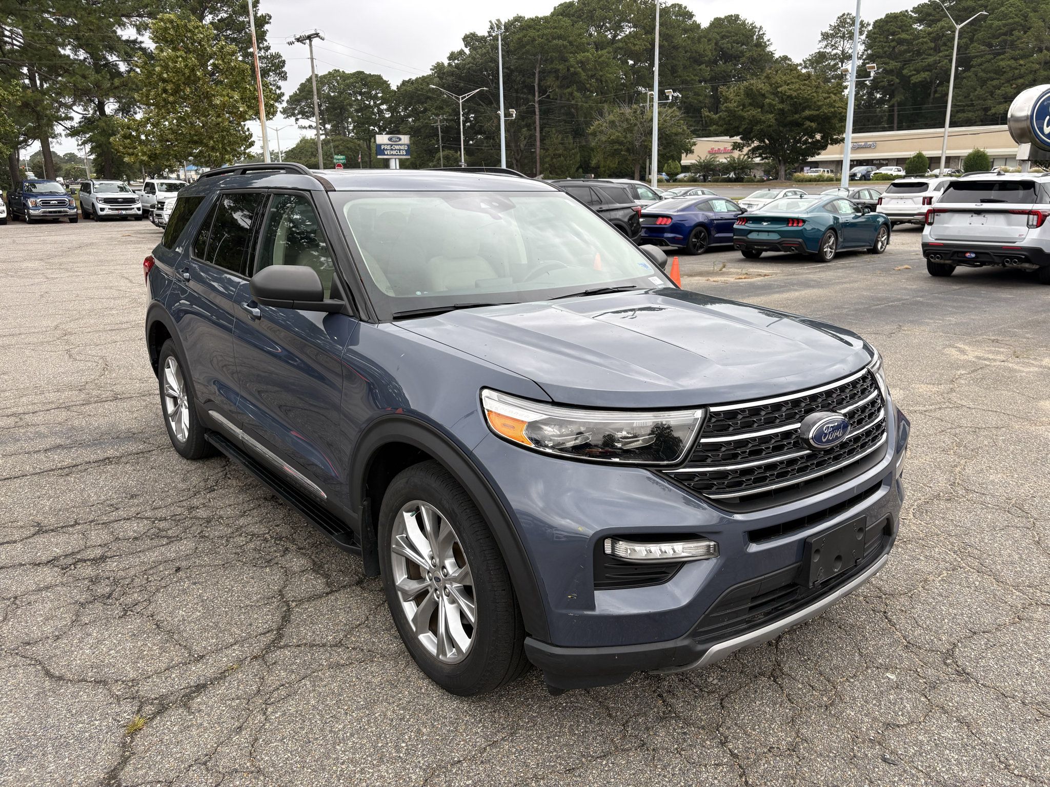 Used 2021 Ford Explorer XLT w/ Equipment Group 202A AWD/4WD image 3