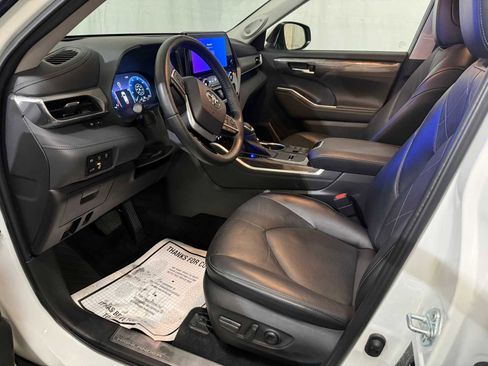 Used 2023 Toyota Highlander Platinum image 19