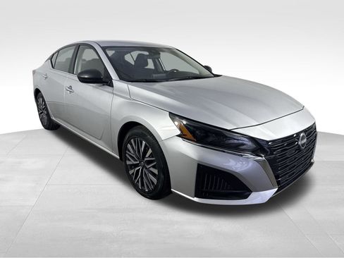 Certified 2024 Nissan Altima 2.5 SV image 3