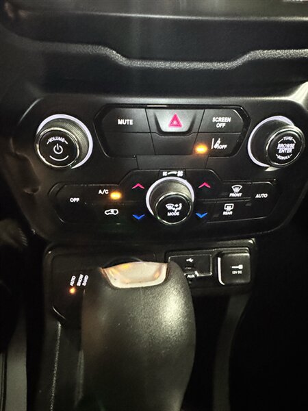 Used 2023 Jeep Renegade Latitude AWD/4WD image 15