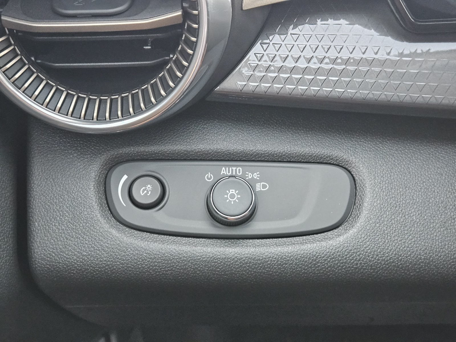New 2026 Chevrolet Trax ACTIV w/ Driver Confidence Package FWD image 23