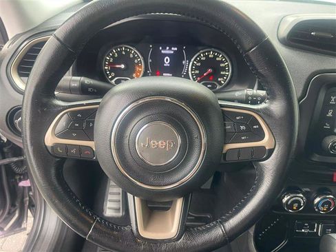 Used 2017 Jeep Renegade Latitude FWD image 10