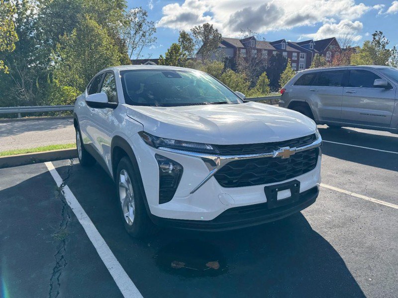 Used 2026 Chevrolet Trax LS w/ LS Convenience Package FWD image 4
